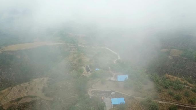 云雾中的山西山村小路