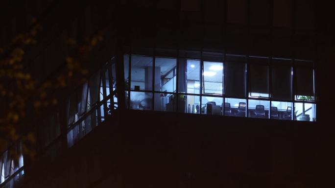 夜晚写字楼近景，办公室，窗外空镜头