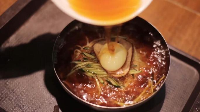石锅拌饭朝鲜冷面制作过程