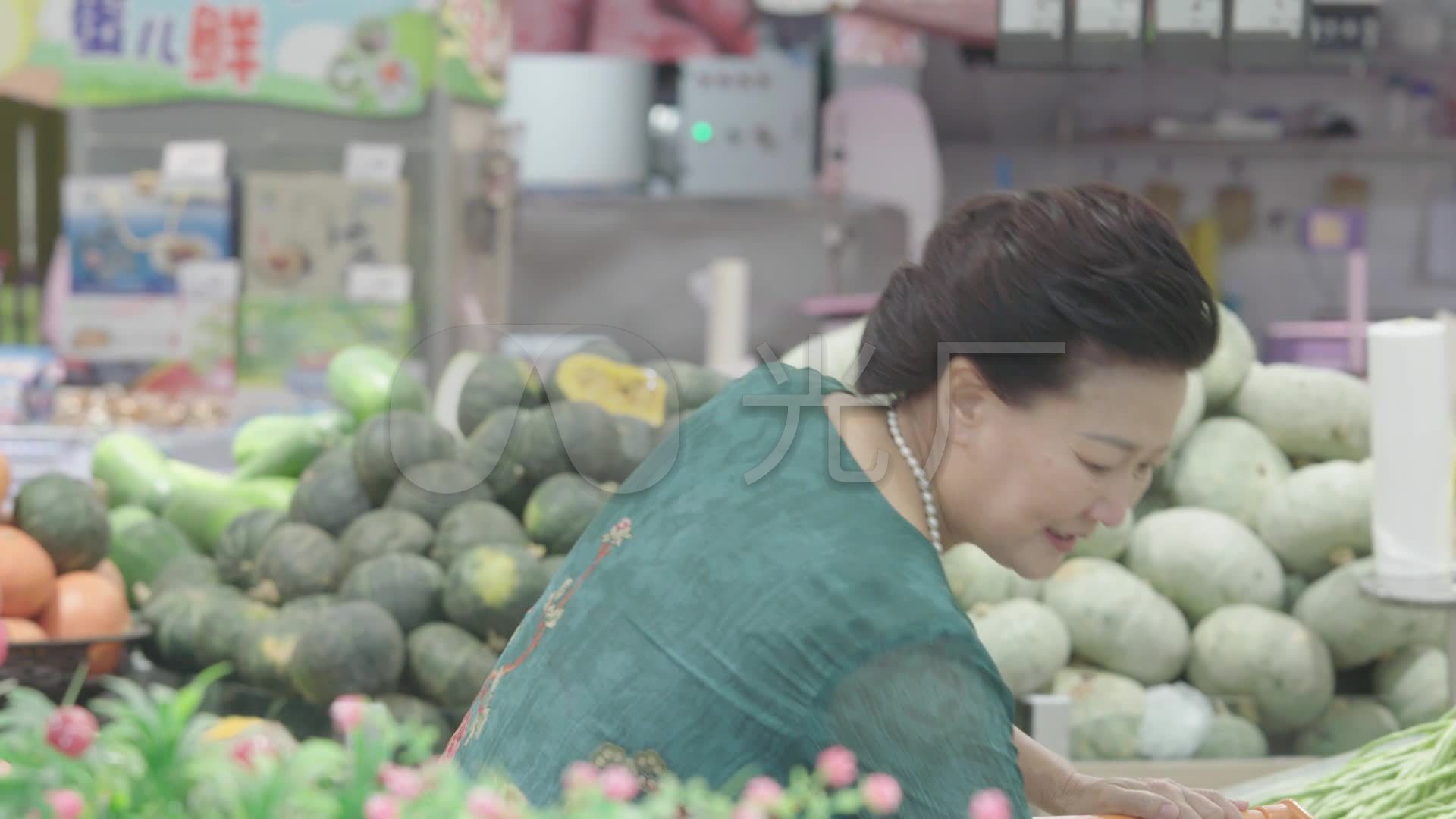在超市买菜的女顾客视频特效素材-千库网