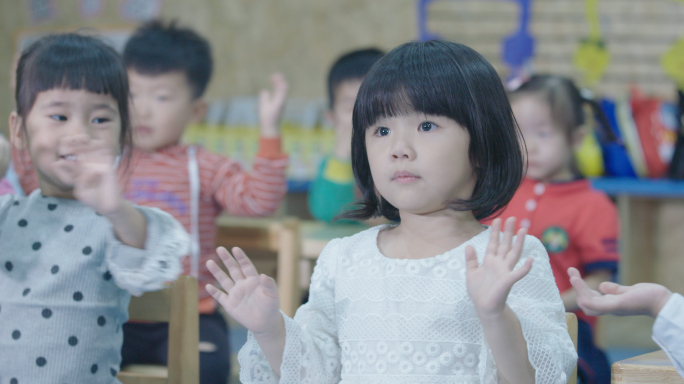 幼儿园老师和小朋友做游戏