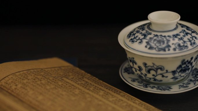 古籍和青花瓷茶杯