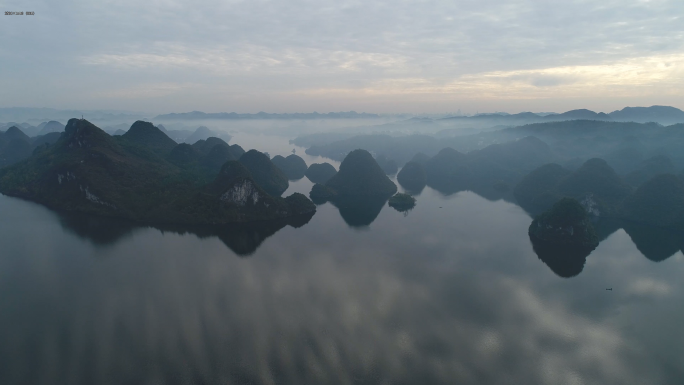 4K航拍贵阳市观山湖百花湖水墨风早晨风光