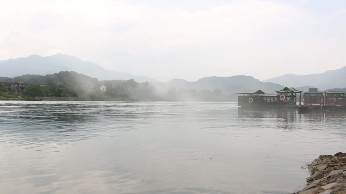 桃花潭江南烟雨河流晨雾游船旅游游船渡口