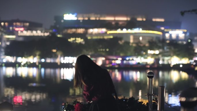 女孩在城市湖边徘徊