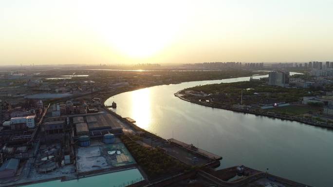 航拍4K天津市滨海新区自贸区海河湾落日