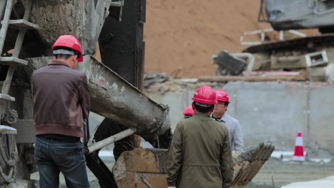 工地挖机浇筑水泥钢筋切断工人操作