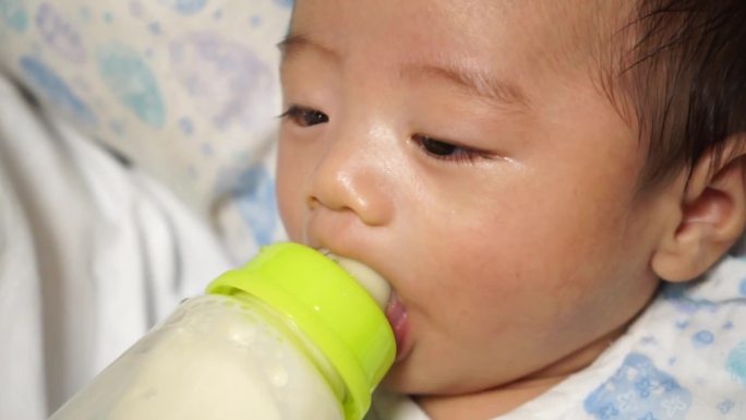 新生儿奶瓶喂奶拍奶