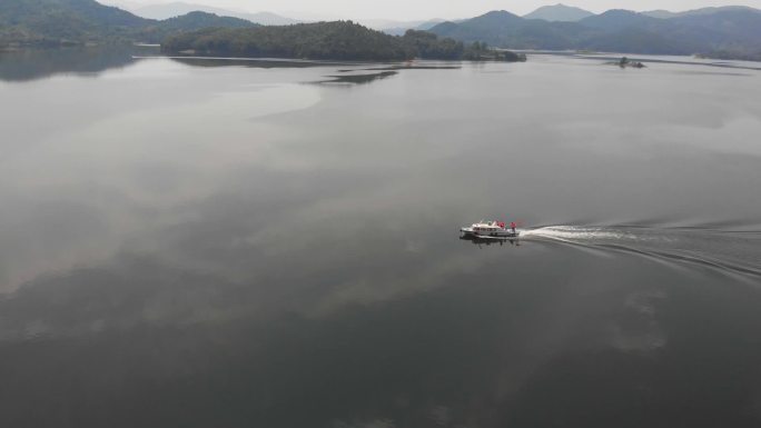 游艇快艇水库湖中行驶实拍素材