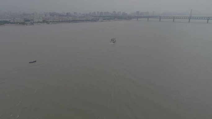 武汉长江汉江交汇处现“泾渭分明”水上奇观