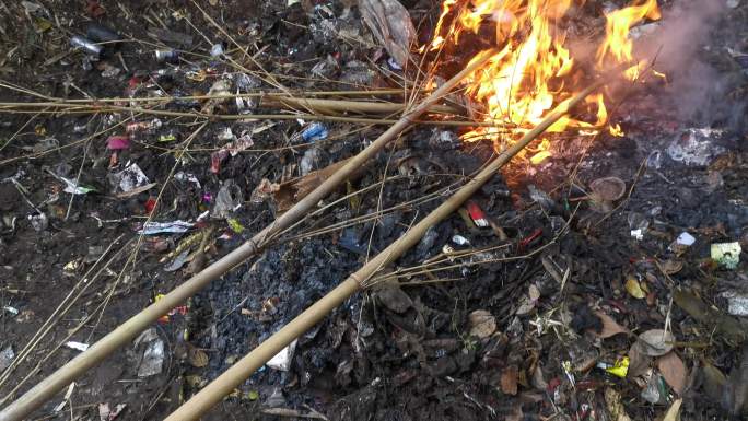 农村生活垃圾焚烧固体废物污染露天焚烧