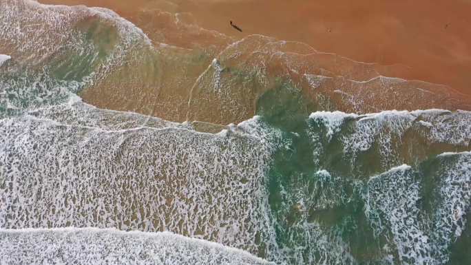 汕头南澳岛海浪大风车灯塔航拍素材