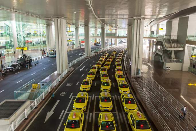 重庆T3航站楼出租车排队等候黄色出租车