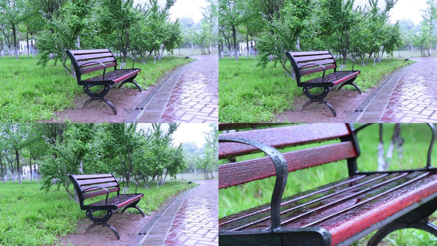 公园雨中的孤独的长椅