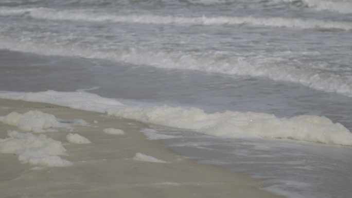 沙滩海边海水污染泡沫