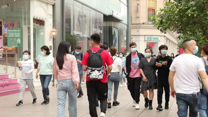 五一疫情好转后上海南京路步行街人群