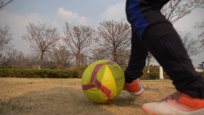 【4k原创】孩子草坪踢足球视频素材