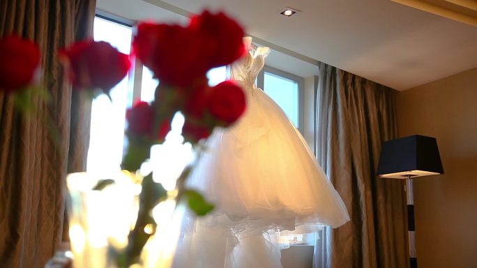 夕阳下的玫瑰花与婚纱