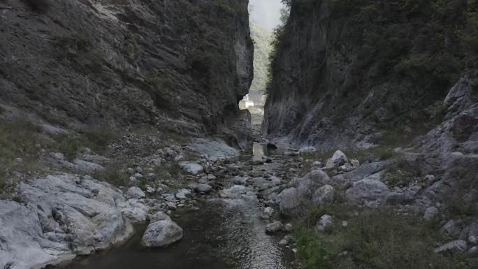 峡谷溪流