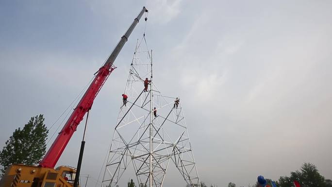 工人建设安装铁塔