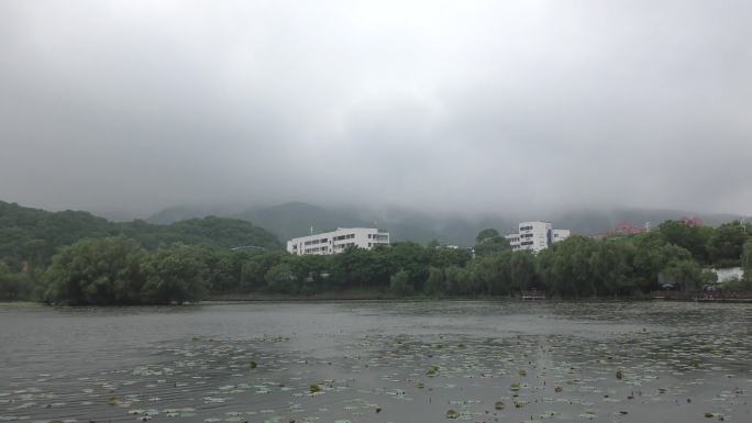 4K烟雨湖面下雨