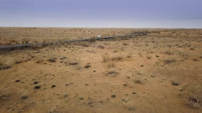 荒凉的沙漠戈壁公路运输货运卡车