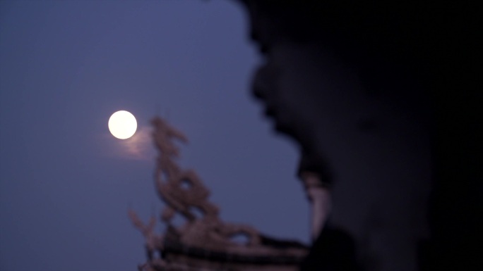月亮从屋檐斗拱升起