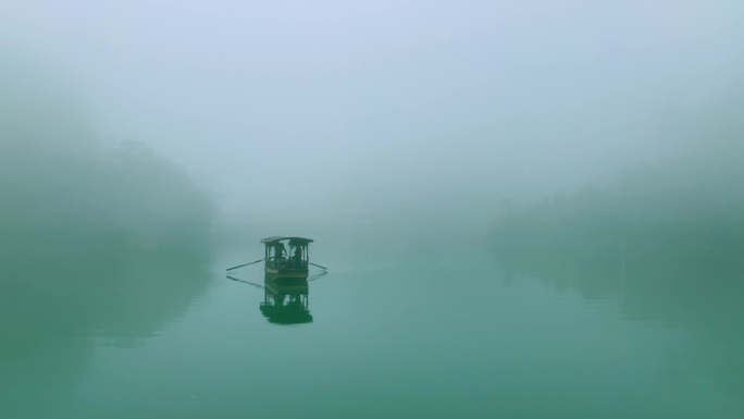 意境薄雾湖面小船
