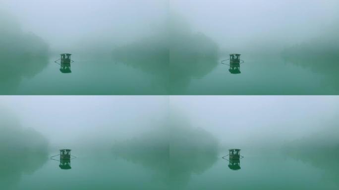 意境薄雾湖面小船