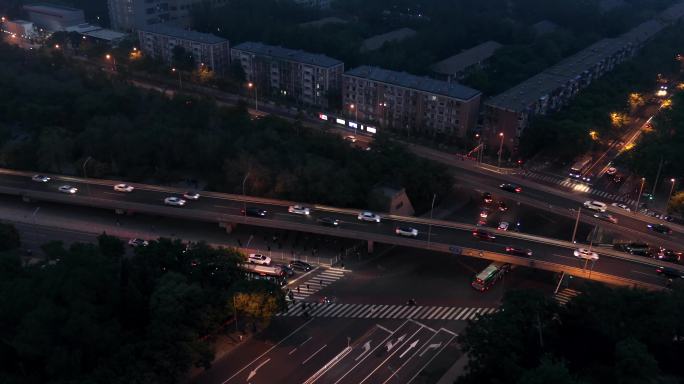 俯拍北京，夜晚城市街道，窗外街景夜景车流
