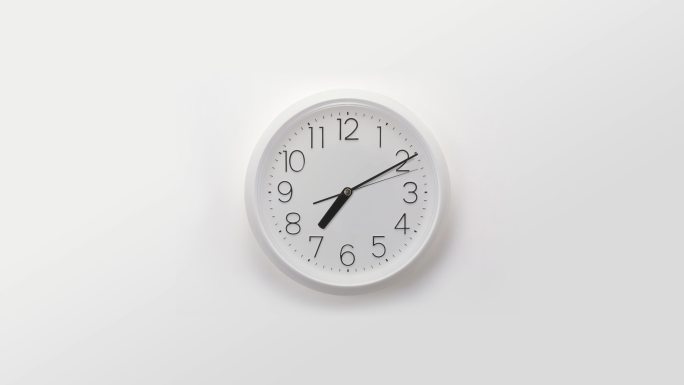 4K墙上的挂钟转动钟表秒针嘀嗒30秒