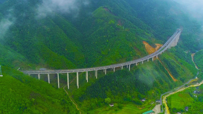 【4K视频】大气壮观云雾中的高速公路