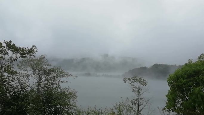 云雾飘渺碧水青天