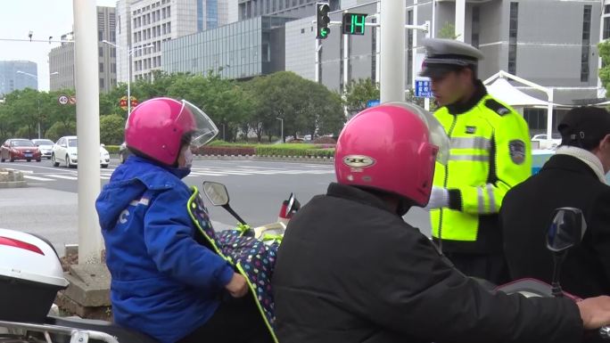 骑电瓶车戴头盔道路交通安全空镜头