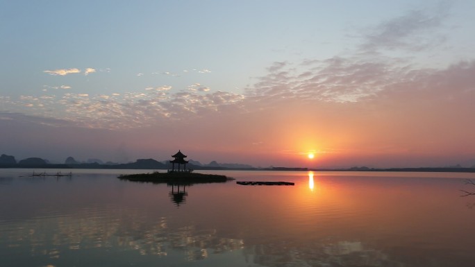 航拍夕阳下的九陵湖