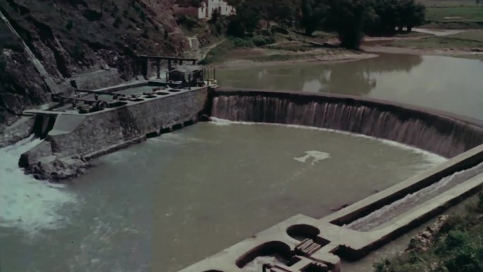 水库放水引进农田六七十年代老视频