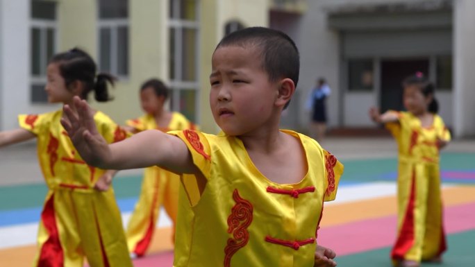 幼儿园孩子上体能武术课