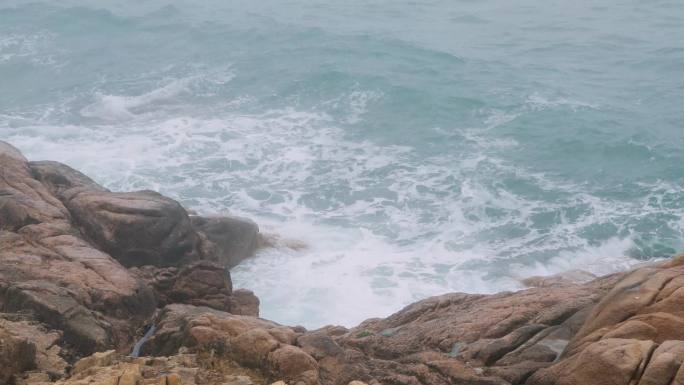 4K海浪拍打岩石