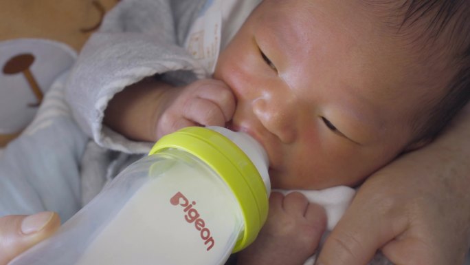 4K婴儿喝奶粉-婴儿喝奶-宝宝喝奶