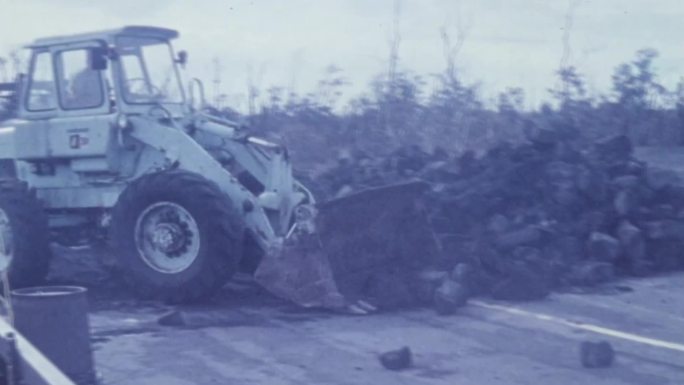 火山爆发后清理火山岩石和火山灰