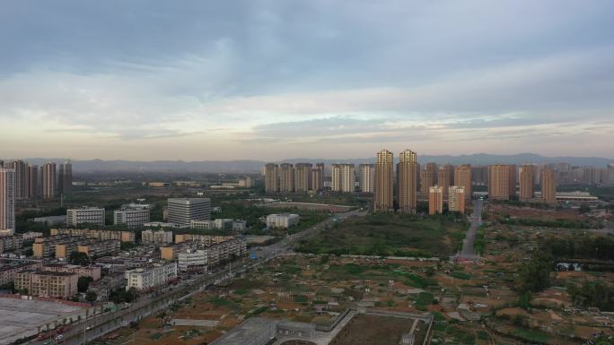 夕阳晚霞成都龙泉山脉