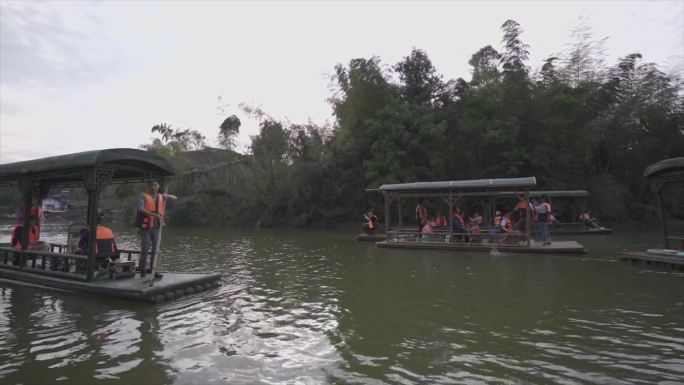 蜀南竹海游客划船水上表演