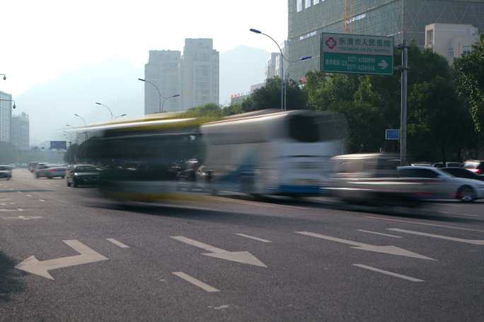 城市车流延时逐格十字路口