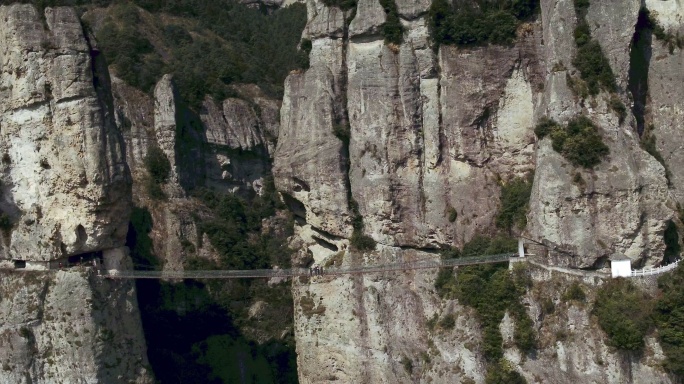 雁荡山山谷吊桥旅游游客