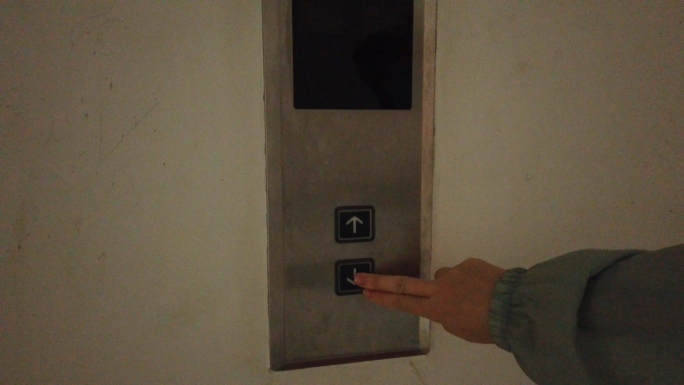 电梯停电走楼梯