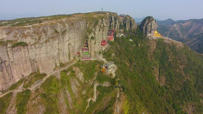 天气晴朗阳光明媚雁荡山山间道观