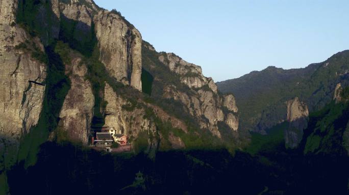 天气晴朗阳光明媚雁荡山山间道观