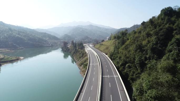 有山有水风景美环境美的高速公路航拍