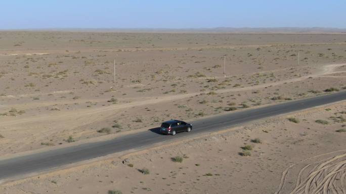 大西北沙漠公路开车穿越荒芜地貌