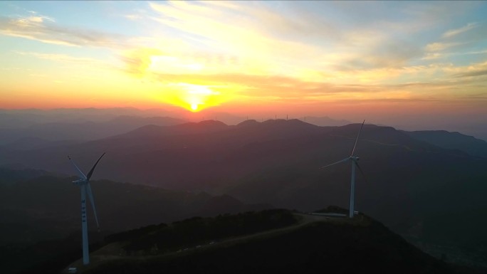 高山之巅风电厂里的美丽晚霞